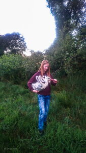 Nika Pauline (11) mit dem geretteten Brutstorch auf dem Arm