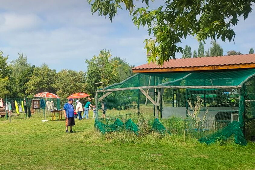 Blick auf das Gelände und die Volieren