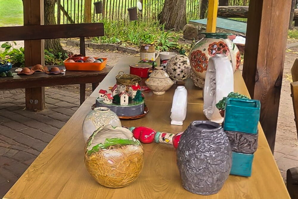 diverse handgetöpferte Produkte sind auf einem Tisch zu sehen