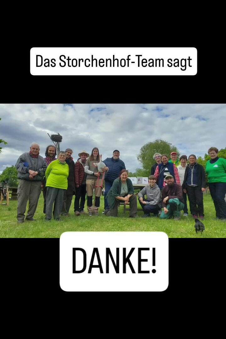 mehrere Mitarbeiter und Ehrenamtliche stehen als Gruppe für das Foto vor dem Wiesenhorst