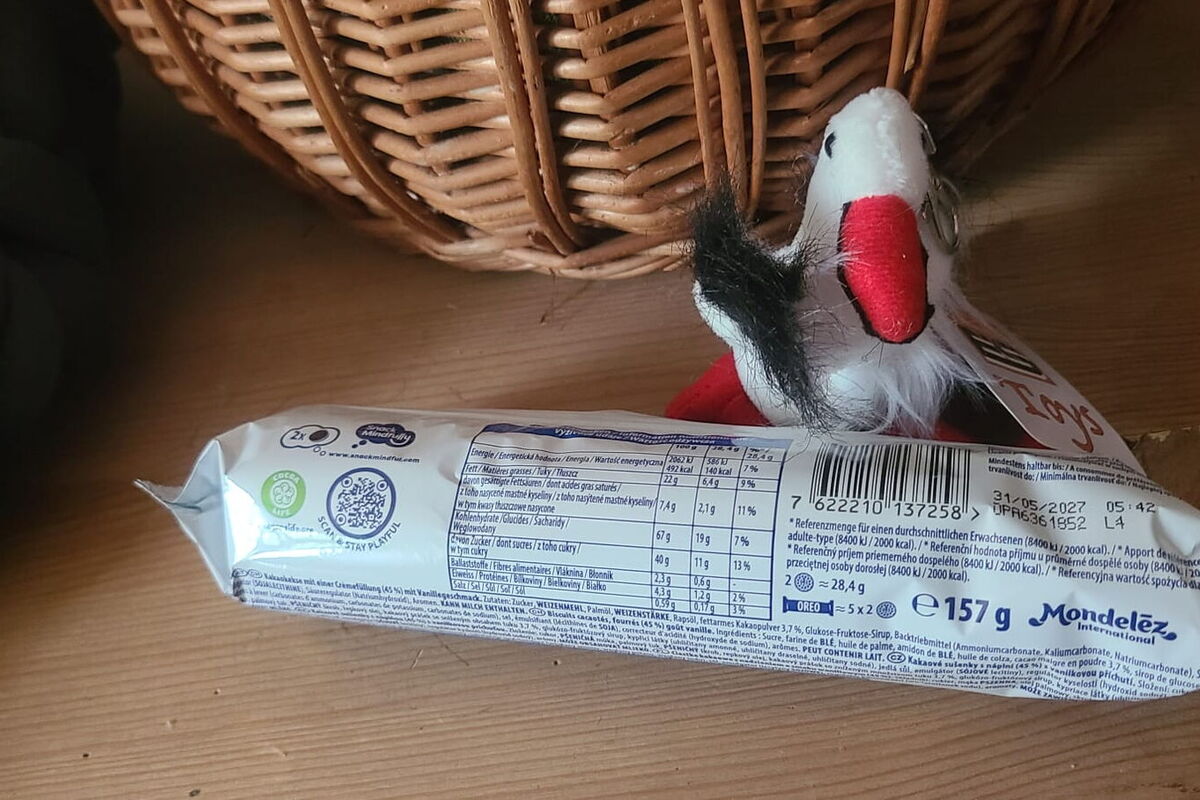 der kleine Schlüsselanhänger sitzt neben der Keksrolle, sie ist etwa doppelt so lang