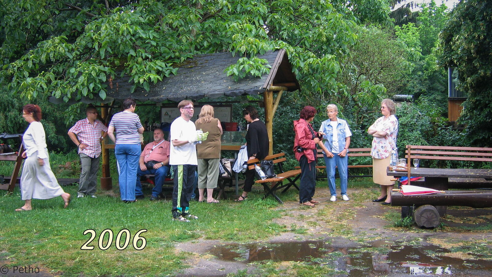 Mitglieder des Vereins stehen am alten Dach, unter dem bei Regen nicht viele von ihnen Schutz finden