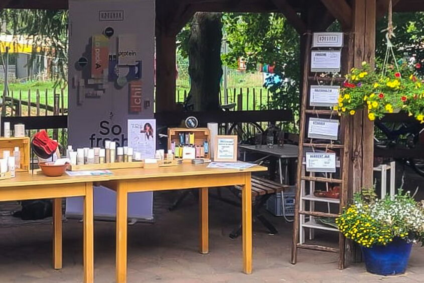 es sind auf einem Tisch diverse Fläschchen und Döschen zum Probieren und zum Verkauf präsentiert