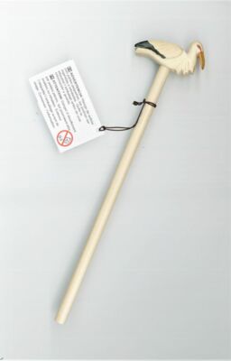 unangespitzter Bleistift mit kleiner Storchen-Holzfigur am oberen Ende