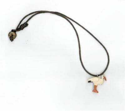 Halskette mit Lederband und kleiner Storchfigur aus Holz als Anhänger