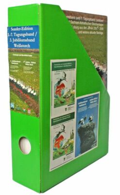 grüner Zeitungsschuber, darin mehrere Tagungsbände